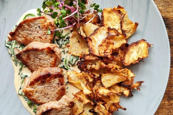 Medailonky z vepřové panenky, smetanový špenát a celerové chipsy