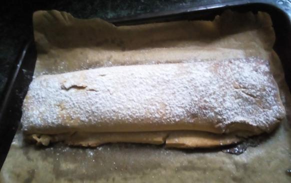 Pečeme na 200°C asi 25 minut dozlatova na plechu vyloženém pečícím papírem.