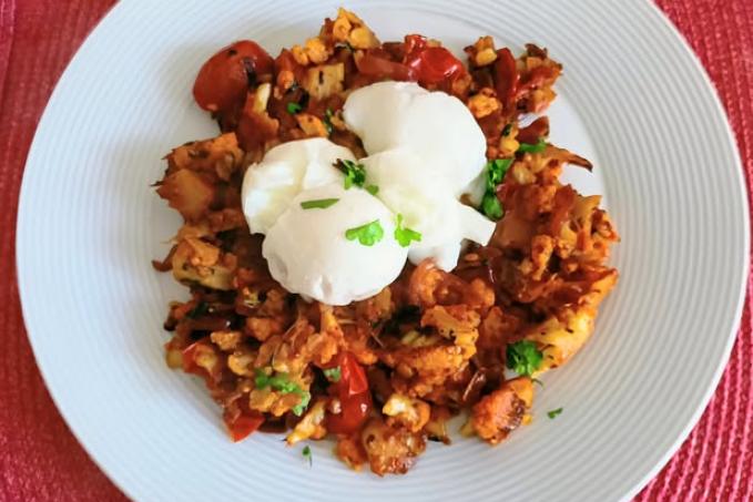 Pikantní květák se zastřenými vejci