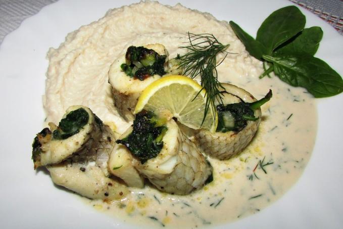 ZÁVITKY Z PSTRUHA PLNĚNÉ ŠPENÁTEM, KOPROVÁ OMÁČKA A CELEROVÉ PYRÉ