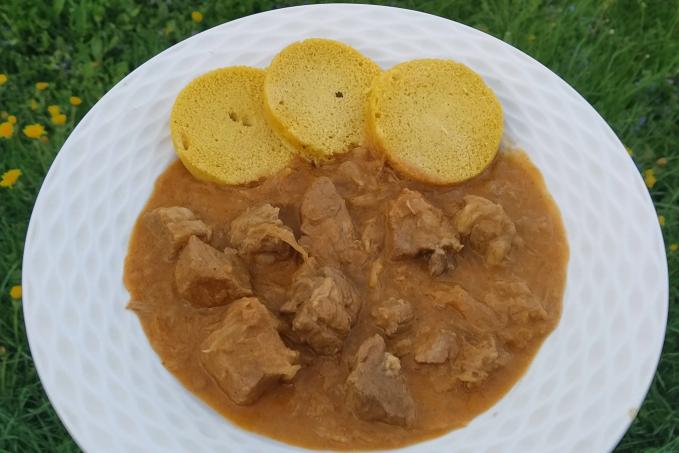 Segedínský guláš s low carb knedlíkem