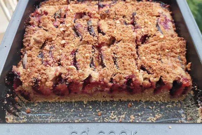 Arašídový koláč s ovocem bez lepku, bez cukru a bez oleje