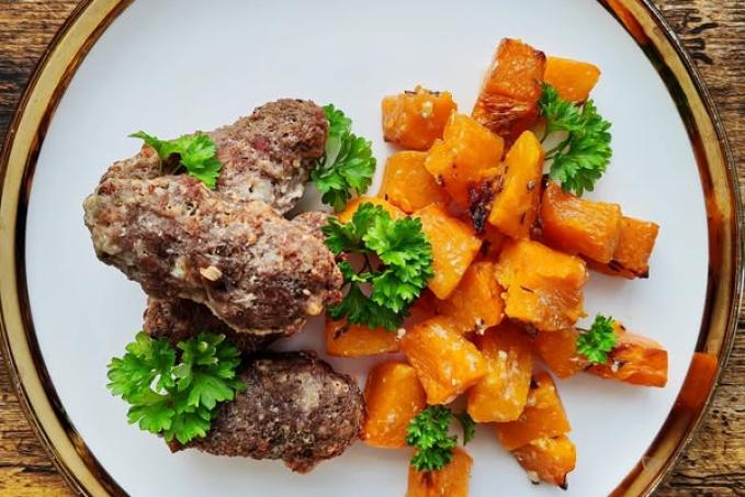 Karbanátky s nivou a slaninou, pečená dýně