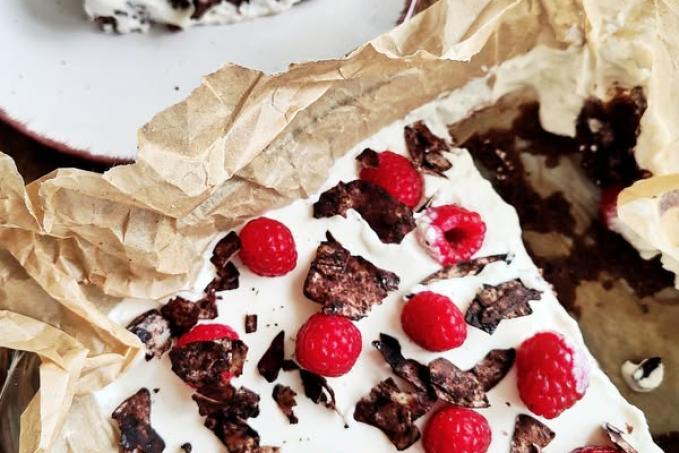 Koláč s malinami a kokosovými chipsy