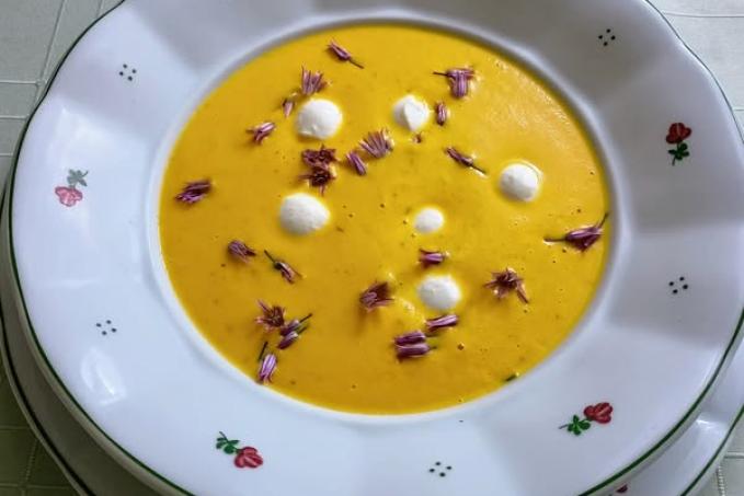 Krémová mrkvová polévka s mozzarellou