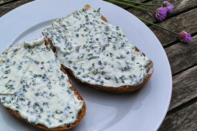 Kváskový chléb s pomazánkou s ricotty a pažitky