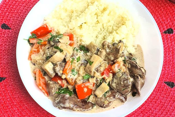 Kuřecí játra na smetaně s květákovou rýží