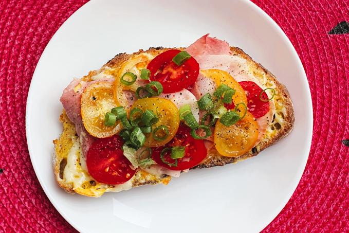 Kváskový chléb ve vajíčku se šunkou a sýrem