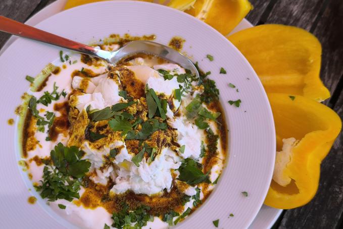 Pošírovaná vejce s jogurtem a kari zálivkou