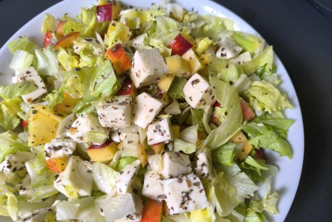 Svěží salát z mozzarelly a broskví