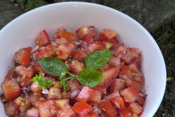 Rajčatový salát s cibulkou