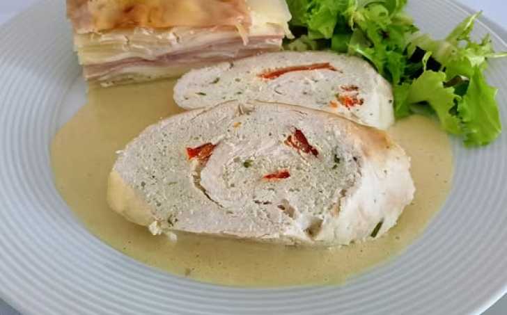 Jemná kuřecí roláda s dijonskou omáčkou a zapečená kedlubna