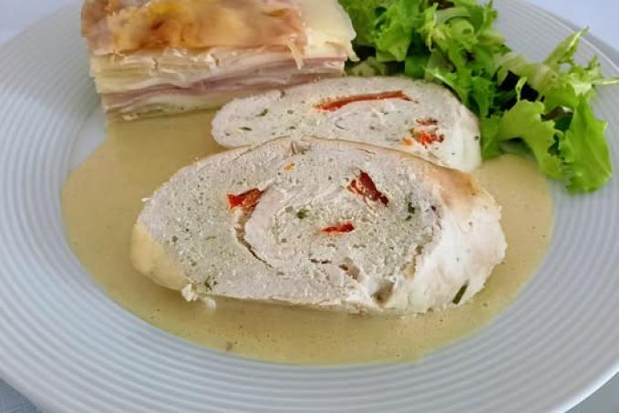 Jemná kuřecí roláda s dijonskou omáčkou a zapečená kedlubna