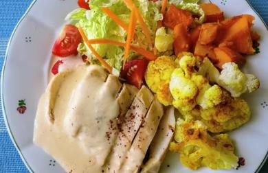 Kuřecí prso s holandskou omáčkou a pečený květák s dýní