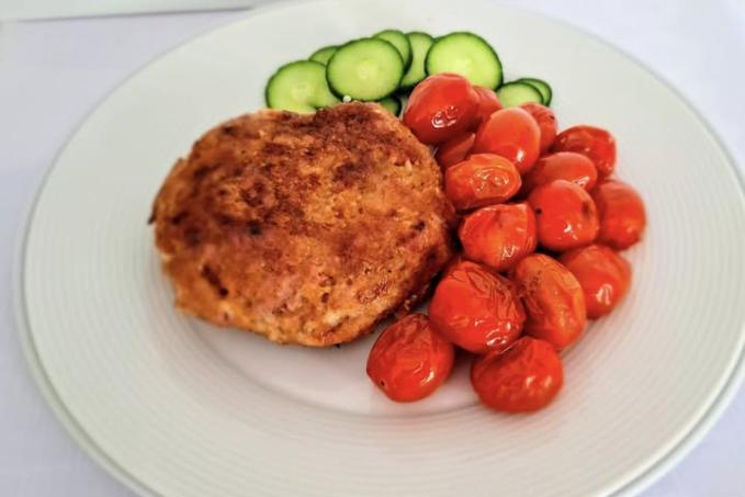 Kuřecí karbanátek se sýrem a pečenými rajčaty