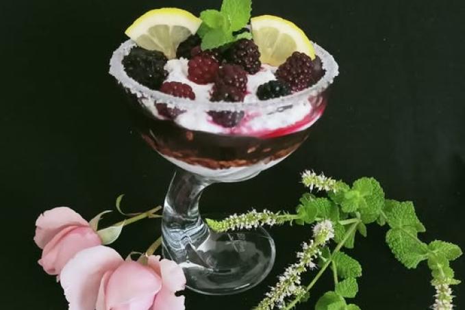 Tvarohový chia pohár s ostružinami a čokoládou