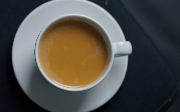 Káva bez kofeinu s mlékem