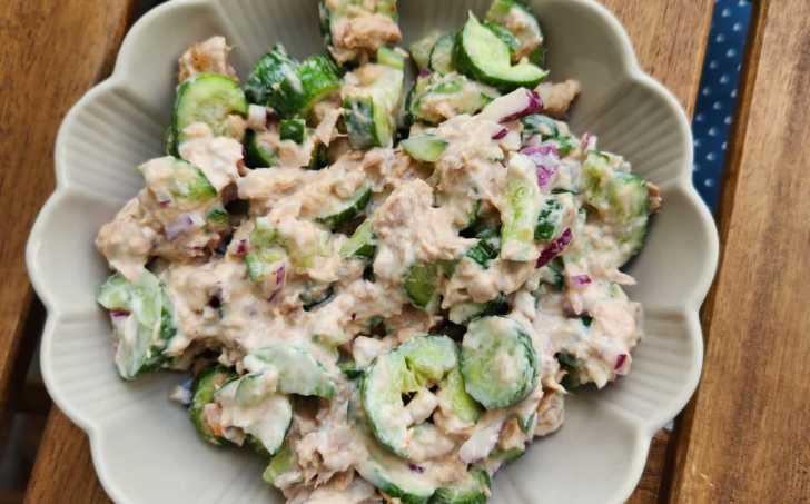 Rychlý okurkový salát s tuňákem