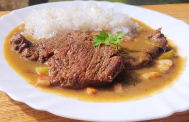 HOVĚZÍ ZNOJEMSKÁ S KONJAK RÝŽÍ