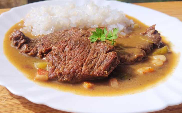 HOVĚZÍ ZNOJEMSKÁ S KONJAK RÝŽÍ