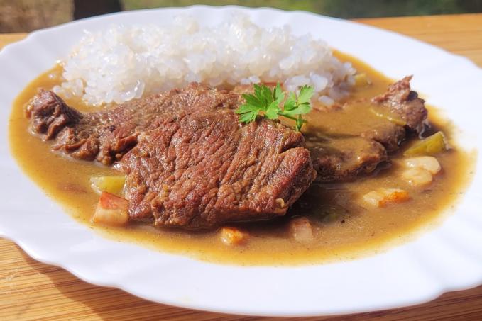 HOVĚZÍ ZNOJEMSKÁ S KONJAK RÝŽÍ