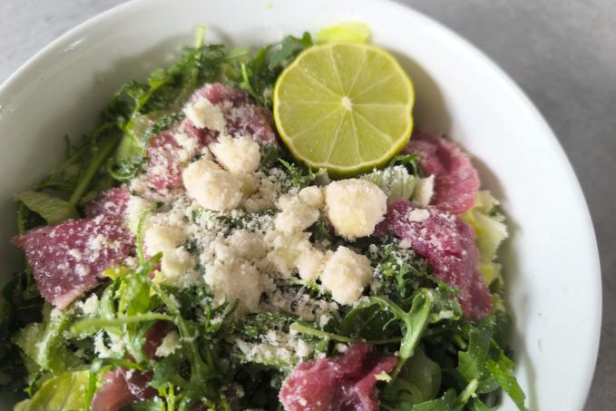 Carpaccio salát s rukolou, parmazánem a ledovým salátem