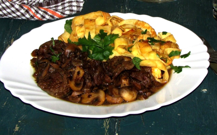 HOVĚZÍ NA HOUBÁCH S LC TĚSTOVINAMI