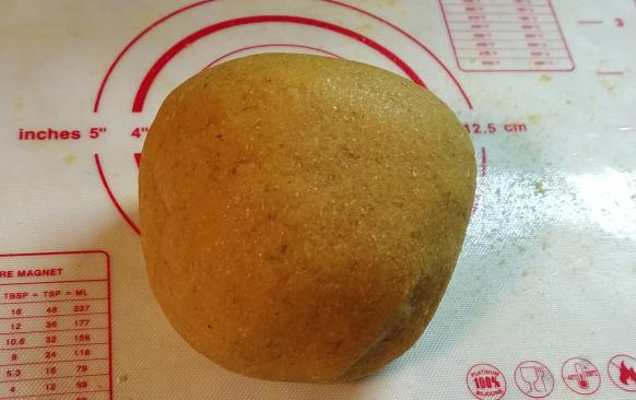 Těsto: všechny suroviny smícháme a vypracujeme těsto. Těsto několik minut hněteme, dokud nebude krásně vláčné a nelepivé. Pokud by pořád lepilo, přidáme trochu mouky. Pak jej zabalíme do fólie a necháme odstát minimálně hodinu v pokojové teplotě.