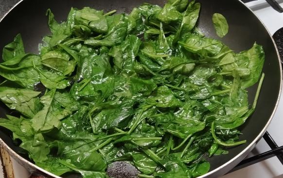 Špenátovo-sýrová náplň: na větší pánvi rozehřejeme máslo a špenát lehce osmažíme. Ne moc, aby nám z toho něco zbylo. Odstavíme z ohně a necháme trochu vychladnout. Pak přimícháme ricottu spolu se solí a kořením. Nakonec vmícháme vejce.

Já mám směs trochu řidší, jelikož jsem přidala ještě 150 g čerstvého sýru. Není to ale potřeba, uvedené množství by vystačilo i tak.