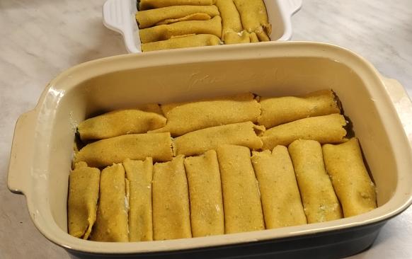 Trubičky naskládáme do máslem vymazaného pekáčku.