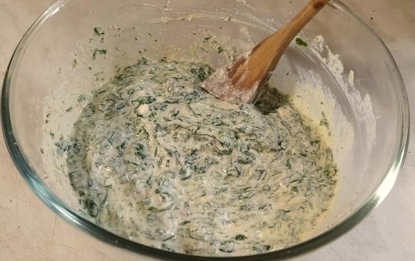 Špenátovo-sýrová náplň: na větší pánvi rozehřejeme máslo a špenát lehce osmažíme. Ne moc, aby nám z toho něco zbylo. Odstavíme z ohně a necháme trochu vychladnout. Pak přimícháme ricottu spolu se solí a kořením. Nakonec vmícháme vejce.

Já mám směs trochu řidší, jelikož jsem přidala ještě 150 g čerstvého sýru. Není to ale potřeba, uvedené množství by vystačilo i tak.