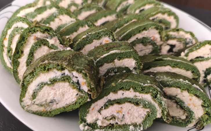 Špenátová roláda s krémem z ricotty, sušených rajčat a bazalky