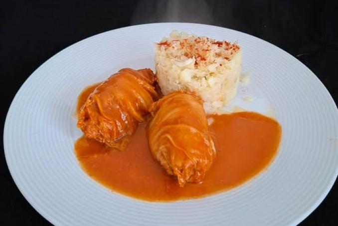 Zelné závitky s králičím masem , rajčatovou omáčkou a květákovou rýží