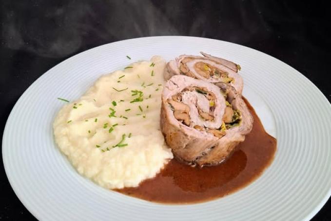 Roláda z panenky plněná houbami a celerové pyré