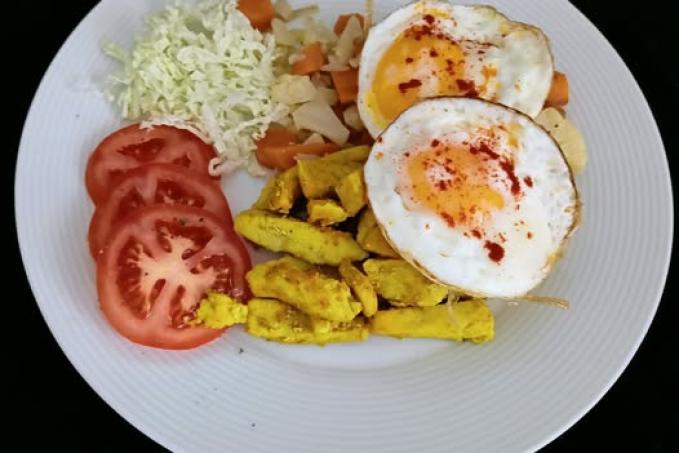 Kuřecí nudličky na kari, pečená mrkev s květákem a volská oka