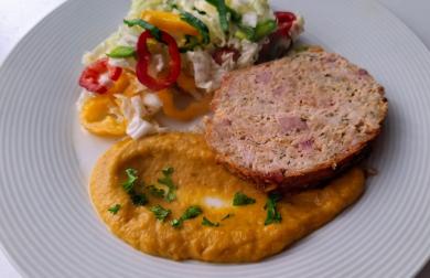 Drůbeží sekaná se slaninou a sýrem + pyré