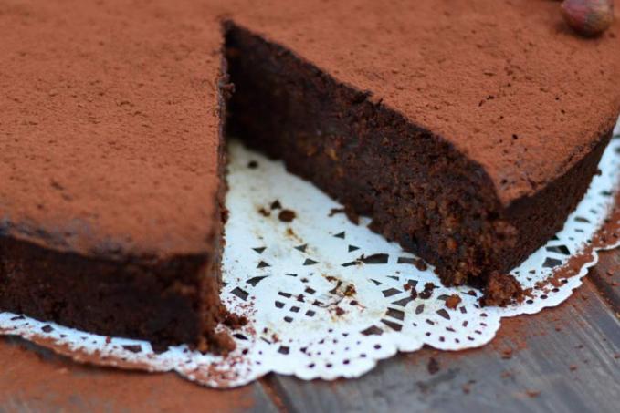 Čokoládovo-oříškový dort se sušenými švestkami v portském