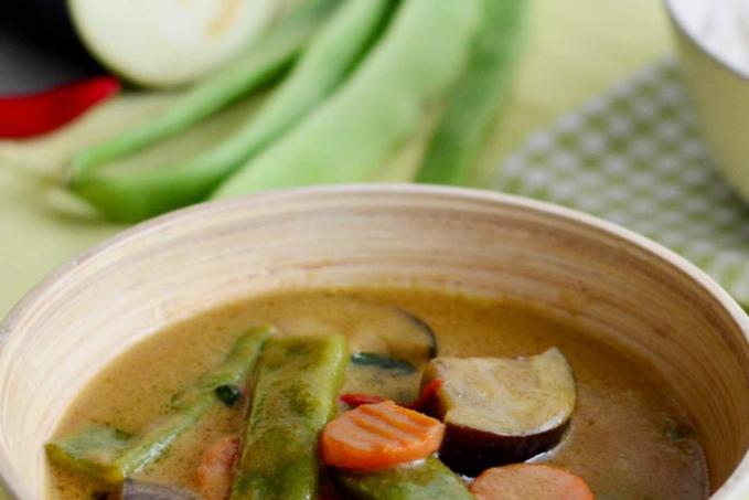 Thajské zelené kari s lilkem, mrkví a fazolemi