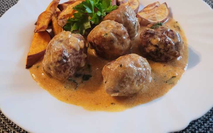 MASOVÉ KOULE S HOŘČIČNOU OMÁČKOU A BATÁTEM