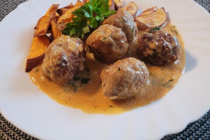 MASOVÉ KOULE S HOŘČIČNOU OMÁČKOU A BATÁTEM