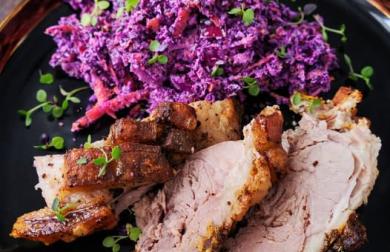 ZELNÝ SALÁT + PEČENÉ VEPŘOVÉ MASO