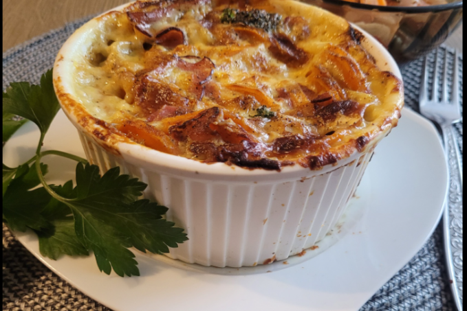 ZAPEČENÝ BATÁT S BROKOLICÍ A SÝREM