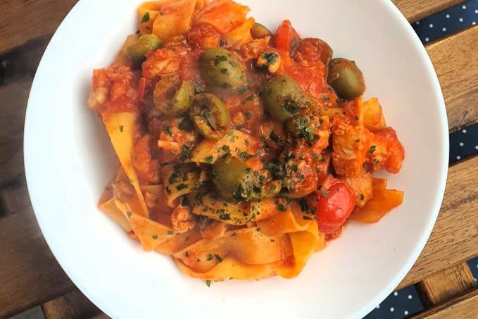 Těstoviny alla puttanesca s treskou