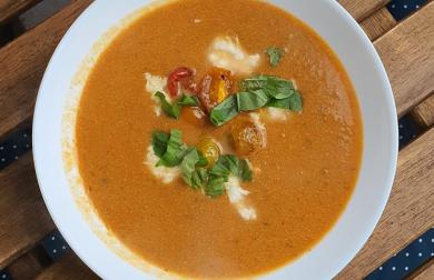 Polévka caprese s červenou čočkou