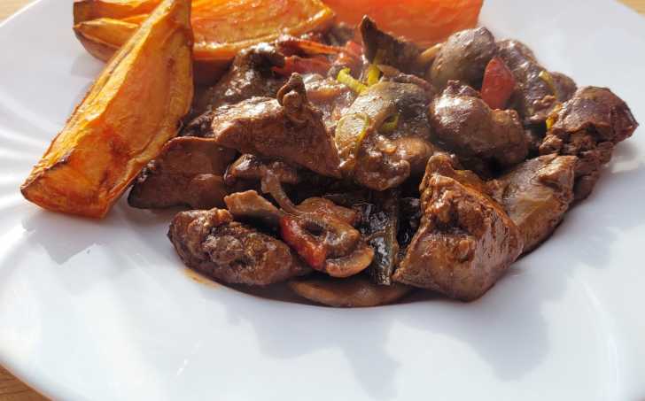 KUŘECÍ JÁTRA SE ŽAMPIONY A BATÁTEM