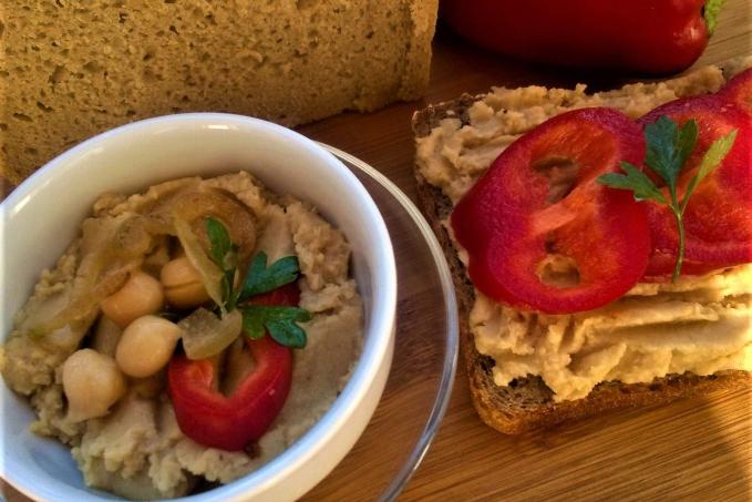 Cizrnová pomazánka s restovanou cibulkou