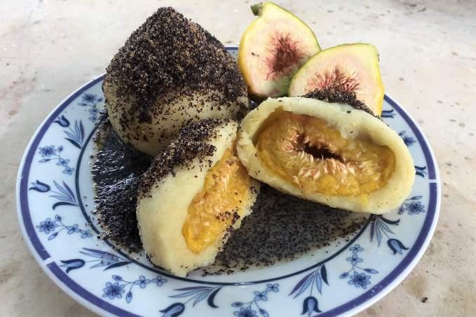 Fíkové knedlíky z bramborového těsta posypané makem