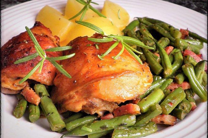 Kuřecí stehýnka na rozmarýnu s restovanými fazolkami