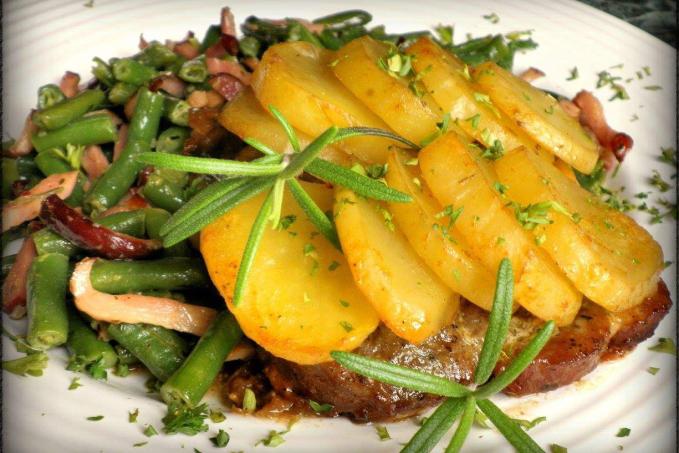 Krkovička zapečená s bramborem a restované fazolky
