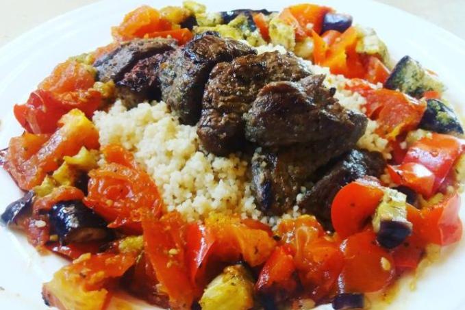 Rychlý oběd – hovězí maso s kuskusem a grilovanou zeleninou